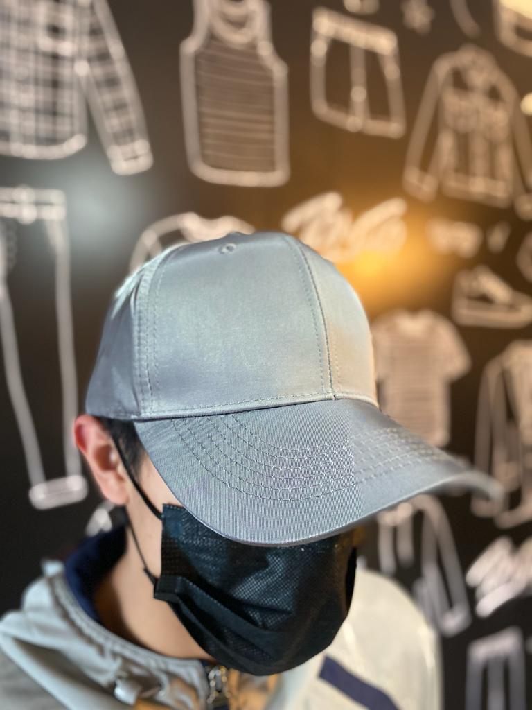 Gorra Premium gris con líneas grises
