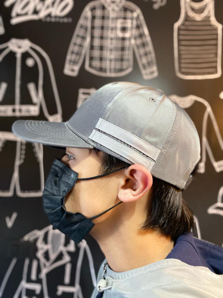 Gorra Premium gris con líneas grises
