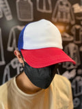 Gorra con malla azul y visera roja