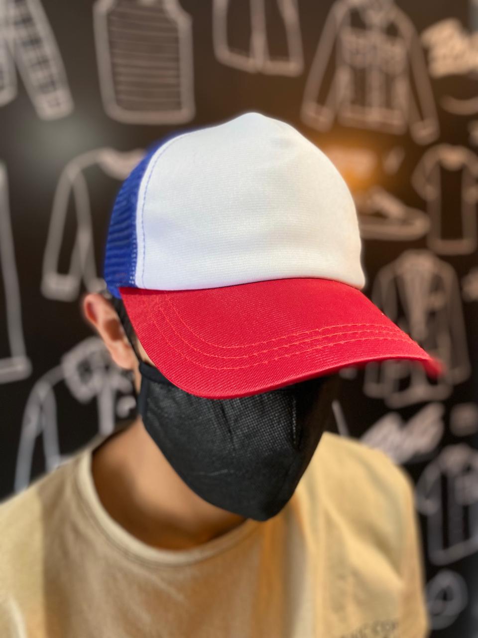 Gorra con malla azul y visera roja