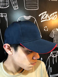 Gorra premium sport azul con visera inferior roja