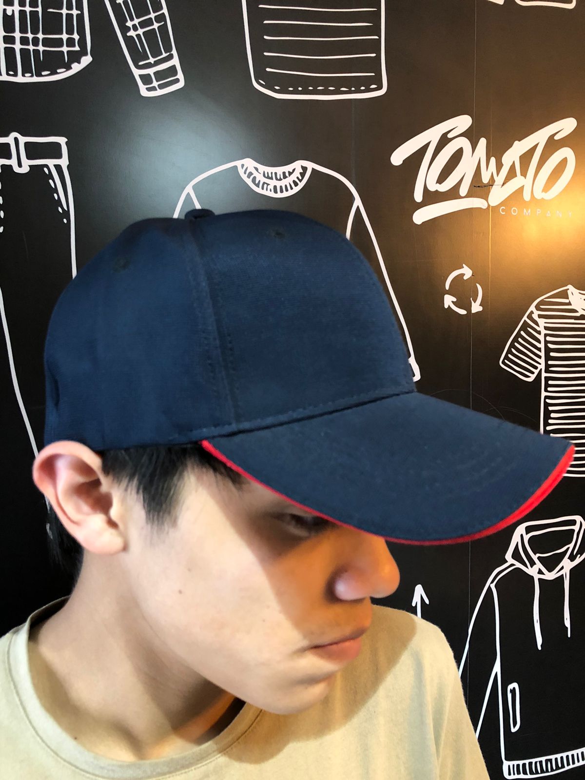 Gorra premium sport azul con visera inferior roja