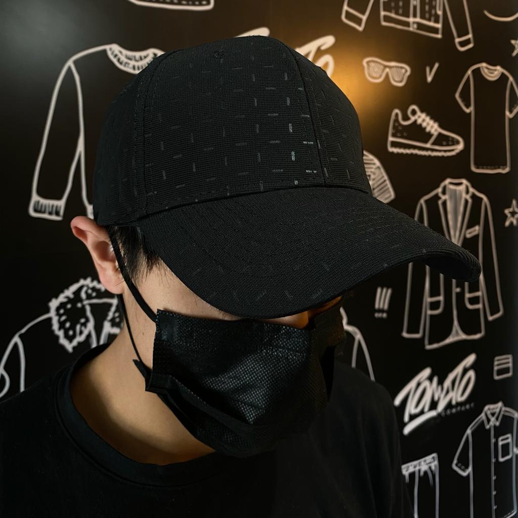 Gorra premium negra con diseño grabado